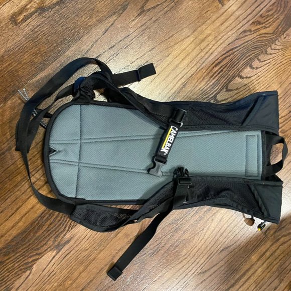 Camelbak Classic Hydration Pack with 2L 70 oz Reservoir Gray/Black - Picture 2 of 2